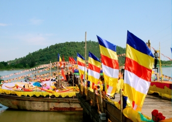 Chùm ảnh thuyền hoa rước Phật trên sông Lam PL 2558