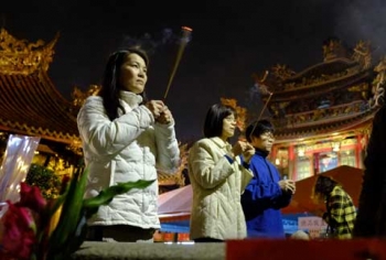 Tại sao khi vào chùa, lễ bái, chỉ thắp 3 nén nhang?