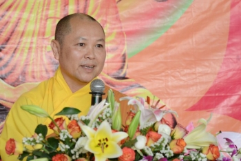 TT Thích Chân Tính giảng pháp và tặng quà tại Cambodia