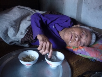 Cảnh sống lay lắt của “hai ngọn đèn trước gió”