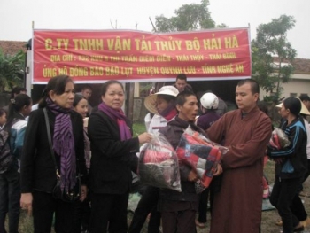 Chùa An Thái và công ty Hải Hà cứu trợ đồng bào vùng lũ