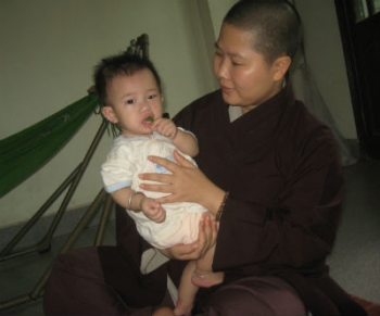 Bị vu oan phá giới Ni sư bế "con" đi xét nghiệm ADN