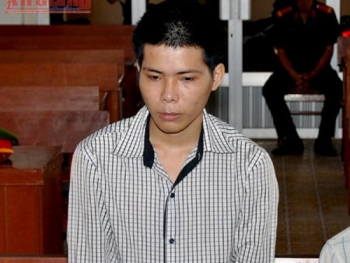 Rủ người yêu đi chùa Bà, sẵn dịp trộm tiền công đức