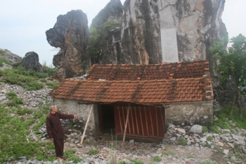 Tự nhận mình là trụ trì "chùa Vọng Phu"