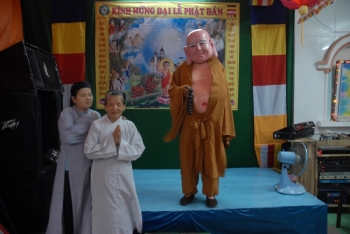 Nhóm khiếm thị thiện nguyện Hốc Môn đón mừng Phật đản