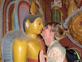 Sri Lanka: Ba du khách Pháp bị phạt tù vì hôn tượng Phật