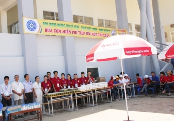 Đạo tràng Hương Sen Xứ Nghệ phát cơm miễn phí cho thí sinh dự thi