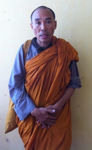 Tạm giữ kẻ giả sư túi rủng rỉnh hàng chục triệu đồng