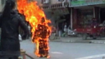 Tự thiêu gây tranh cãi trong cộng đồng Phật giáo