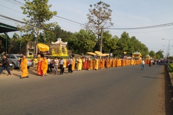 Cung thỉnh kim quan Trưởng lão HT. Thích Đỗng Quang nhập bảo tháp