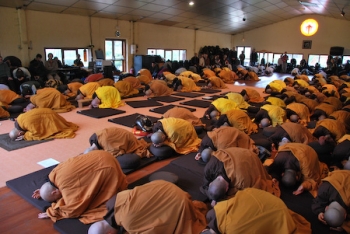 Tại sao người ta phải lễ bái, phải lạy Phật?