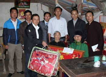 Tặng quà cho các cụ thọ từ 90 đến trên 100 tuổi