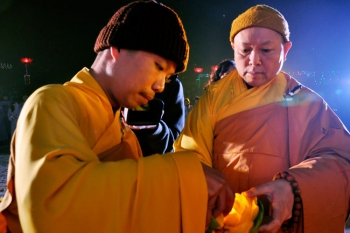 Lung linh sắc màu đêm hoa đăng vía Phật A Di Đà tại chùa Tiêu Giao