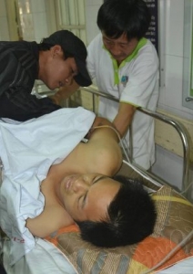 Đắng lòng gia cảnh chàng trai rơi khỏi cầu vì cố giữ chùm bóng bay