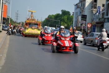 Mừng Phật đản: Dàn siêu xe đưa ánh sáng từ bi tỏa khắp muôn nơi