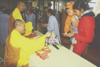 Người Phật tử nên đi chùa như thế nào để được an lạc và hạnh phúc?