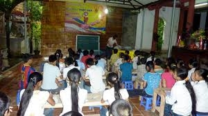 Đến chùa tu rèn đạo đức, học ngoại ngữ