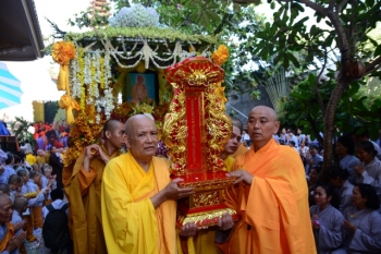 Hàng ngàn Tăng ni Phật tử cung tống kim quan Đại lão HT.Thích Trí Tịnh nhập bảo tháp