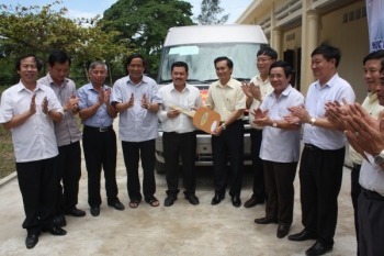 Hà Tĩnh: Tặng ô tô gần 1 tỷ đồng cho Trung tâm PHCN&DS Võ Hoàng Yên