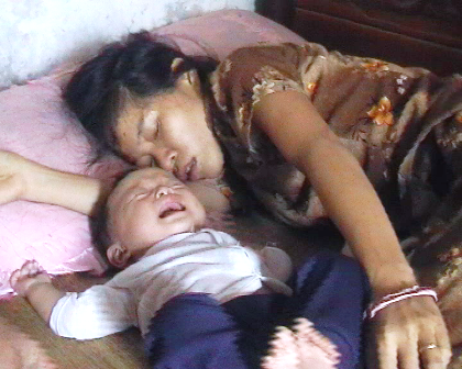 Đau lòng tiếng khóc đứa bé 6 tháng tuổi khát sữa mẹ