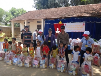 CLB từ thiện Hỷ Lạc và Bối Diệp Thất tặng quà cho đồng bào dân tộc thiểu số