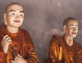 Sơn móng tay cho tượng La Hán