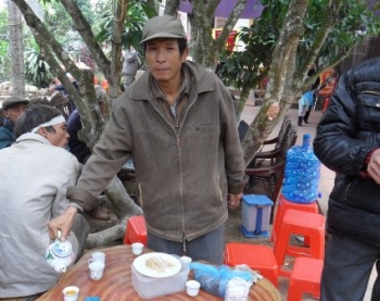 Khu dân cư nhà nào cũng có người điên hoặc hấp hối chờ chết vì “lấn đất thiêng”?