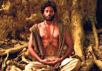 Chàng trai ép xác vào vai Đức Phật