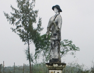 Dựng tượng Phật Quan Âm... bồng súng: Muôn ngàn hóa thân?