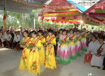 Lễ Bông hồng cài áo tại chùa Thuần Hậu Nghệ An