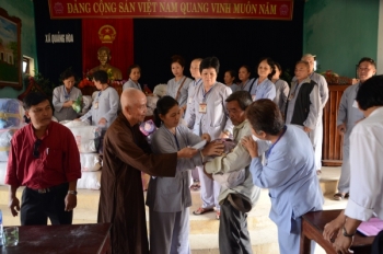 Chùa Hoằng Pháp tặng quà cho đồng bào bị thiệt hại do bão tại tỉnh Quảng Bình