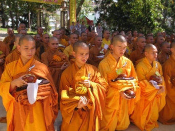 Khi người thế tục mặc đồ tu