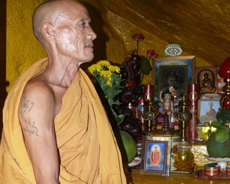 Vị sư già ngày tháng đoạn tuyệt với làn khói trắng