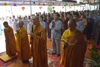 Hơn một ngàn người tham dự lễ cầu an đầu năm tại chùa Phúc Lạc