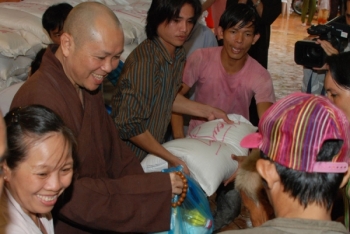 Cambodia: TT Chân Tính tặng quà  tại chùa Quan Âm Hội