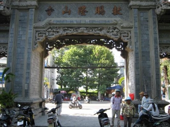 Khám phá ngôi chùa cổ Long Sơn