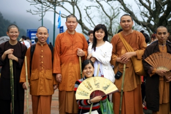 Nhà sư chống gậy, cuốc bộ về non thiêng Yên Tử