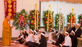 Tại sao người xuất gia khi cha mẹ mất mà không lạy ?