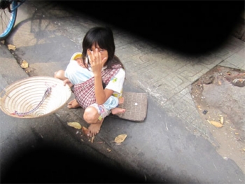 4 cháu nhỏ bị ép ngồi xin tiền giữa trưa nắng