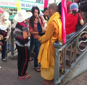 Giả sư "hốt bạc" dưới chân cầu vượt