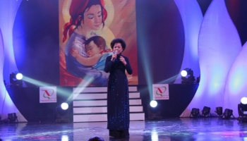 Sách của sư cô, bìa in tranh Đức Mẹ Maria và Chúa hài đồng (!?)