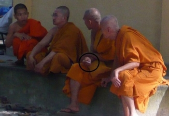 Khói thuốc, oai nghi lễ dâng y Kathina?