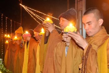 Chùa Giai Lam: Hoa đăng trong mưa vía Đức Phật Di Đà