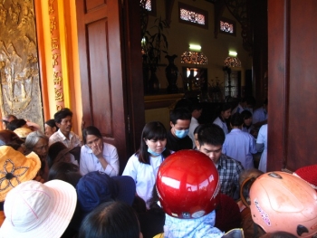 Đăk R′lấp: Đoàn từ thiện Hội Chữ thập đỏ chùa Long Tuyền khám chữa bệnh & tặng quà cho đồng bào nghèo