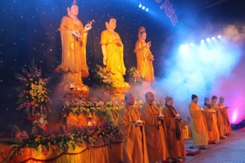 Chùa Từ Xuyên Thái Bình Đêm hội hoa đăng mừng vía Phật A Di Đà