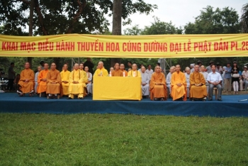 Huế: Diễu hành thuyền hoa kính mừng Phật đản