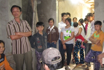 Phẫn nộ nghịch tử đánh mẹ già dã man vì để xổng chim