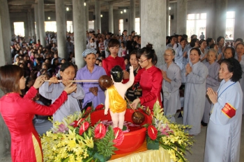 Hơn 6.000 người về  chùa Diên Quang  Bắc Ninh dự lễ Phật đản