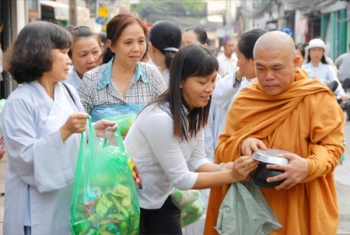 Doanh nhân - Công chức và nhà giáo đi chợ Bồ Đề