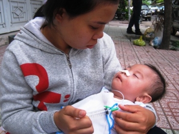 Cậu bé đẹp trai thoi thóp chờ chết